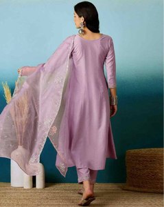 Ensemble Salwar Kameez en soie mélangée imprimée avec pantalon et dupatta assortis pour les fêtes traditionnelles et les tenues ethniques quotidiennes - Product Image 1