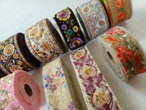 Rubans et dentelles brodés à la machine sur mesure en quatre modèles différents et couleurs assorties pour robes de mariée - Product Image 4