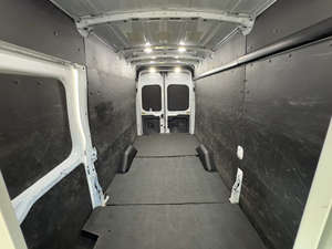 Boîte de vitesses automatique d'occasion 2022, moteur turbo, transmission intégrale, intérieur cuir clair, sans accident et prête à être expédiée. - Product Image 5