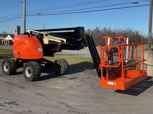 รถกระเช้าบูมลิฟท์ประสิทธิภาพสูง รุ่น 450AJ แบบสไปเดอร์ ความสูง 14.2 เมตร รับน้ำหนัก 300 กิโลกรัม ใช้พลังงานไฟฟ้า/น้ำมันเบนซิน ขนาด 2300x1800 มม. - Product Image 3