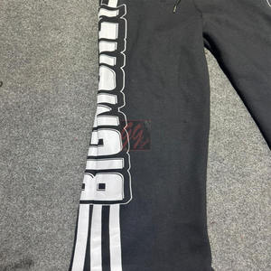 Pantalon de survêtement noir de style baggy pour homme avec bandes de logo sérigraphiées en tissu épais épais 350 GSM de qualité supérieure. - Product Image 5