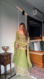 Ensemble tendance de haut et sharara en faux georgette avec broderie lourde et travail de séquence, et dupatta avec broderie lourde et travail de séquence - Product Image 2