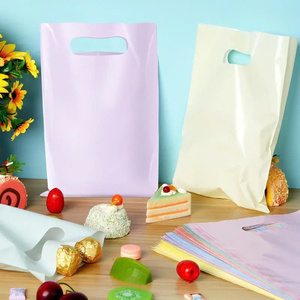 Sacs à provisions et à cadeaux en plastique découpés à l'emporte-pièce de marque personnalisée manipulation de surface d'impression de gravure pour l'usage d'emballage de supermarché - Product Image 1