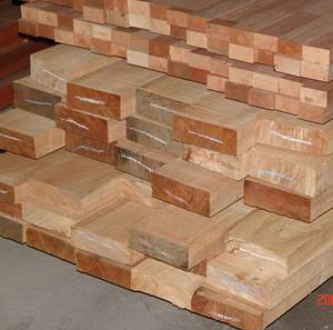 Postes Laminados de Madera Tropical (Balau Laminado) - Product Image 1