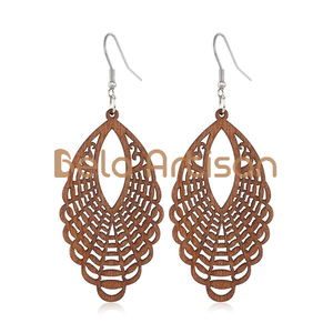 Boucles d'oreilles en forme de feuille en bois de noyer français massif, création originale et fabriquées à la main, 100% Made in France - Product Image 1