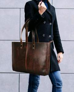 Sac fourre-tout en cuir moderne pour femmes - Product Image 1