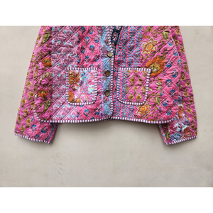 Veste en coton indien vintage faite à la main pour femmes, style bohème unique à col en V, matelassée, rayée, avec embellissements en rivets, réversible - Product Image 5