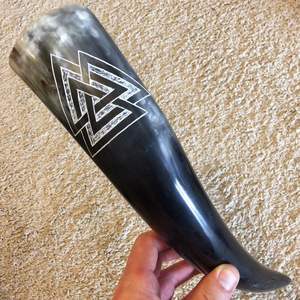 Cuerno para beber con diseño de animales, imitación antigua, símbolos vikingos, pulido, concha tallada, artesanía natural, material orgánico, tipo sal - Product Image 1