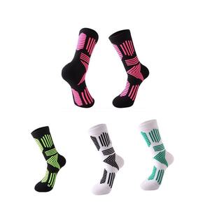 Conception et maquette GRATUITES - Chaussettes de basket-ball décontractées personnalisées de haute qualité avec logo personnalisé - Spandex/coton respirant - Product Image 1