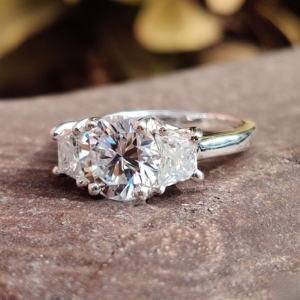 1.50CT Lab Grown Round Cut Diamond 10K Oro sólido Anillo de Bodas de compromiso de tres piedras para mujeres para fiestas Certificadas por IGI - Product Image 2