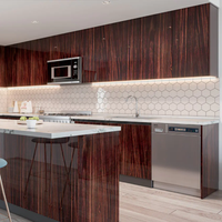 Îlot de cuisine modulaire moderne en bois massif avec évier, plan de travail en acier inoxydable, tiroirs coulissants et portes laquées haute brillance