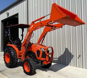 รถแทรกเตอร์คูโบต้า L2502 พรีเมียม ขับเคลื่อน 4 ล้อ ขนาดกะทัดรัด สำหรับงานเกษตร พร้อมที่ตักด้านหน้าและบุ้งกี๋ เครื่องยนต์ดีเซล 24 แรงม้า - Product Image 2