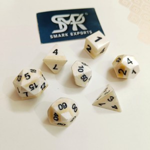 Jeu de dés RPG artisanaux os de buffle poli avec des formes polyédriques pour les amateurs de jeux de table - Product Image 1