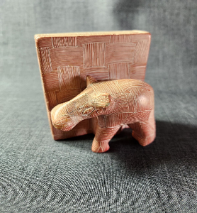 Caja temática de elefante de esteatita detallada con celosía geométrica y tapa de tablero de ajedrez. Disponible a precios mayoristas - Product Image 2