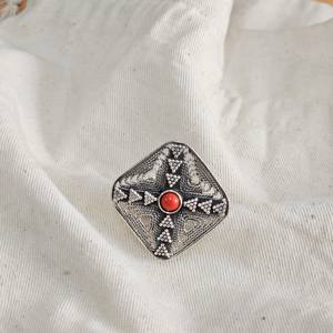 Anillo de plata de estilo clásico con piedras preciosas de coral para bodas y fiestas - Product Image 1