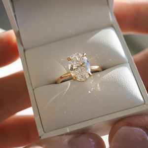 Diamante de moissanita de corte ovalado, anillo de compromiso solitario alargado de piedra sólida de hielo triturado de 3,02 quilates en plata de estrella chapada en oro - Product Image 1