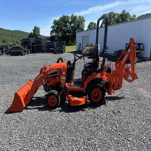 Tracteur de jardin Kubota LA340 4x4 à transmission par engrenages, rouge, multifonctionnel - Product Image 3