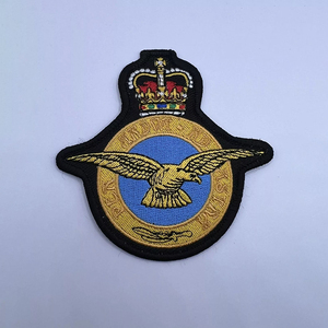 Usine bas quantité minimale de commande sergé tissu adhésif Merrow bordure Service forme personnalisée Logo Machine broderie patchs et badges avec fer à repasser - Product Image 1