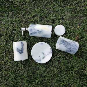 Juego de herrajes para baño de cuatro piezas de mármol blanco brillante, Material de resina con logotipo personalizable para regalo de baño, diseño infantil en caja - Product Image 2