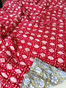 Couverture en coton biologique imprimée à la main avec des motifs floraux rouges, réversible, couverture indienne Razai - Product Image 3