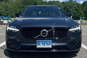 รถยนต์ Volvo V90 T6 R-Design AWD ปี 2021 สภาพดีเยี่ยม เครื่องยนต์ 4 สูบ Twincharged 316 แรงม้า สี Denim Blue Metallic - Product Image 1