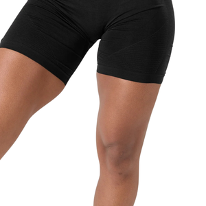 กางเกงขาสั้นออกกำลังกายเอวสูงไร้ตะเข็บสีดำสำหรับผู้หญิง ผ้าสเตรชกระชับสัดส่วน ป้องกันการโป๊ เหมาะสำหรับการฝึกซ้อมและออกกำลังกาย - Product Image 6