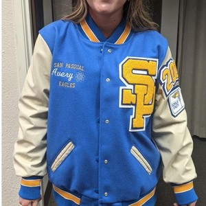 แจ็กเก็ตเลตเตอร์สีฟ้ารอยัลคอปกตั้งระบายอากาศได้บุด้วยผ้าเย็บปักประดับด้วยเพชร - Product Image 4