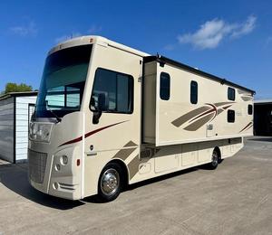 Camping-car WINNEBAGO VISTA 31BE modèle 2017 d'occasion en excellent état, haute performance, 36 pieds de long, charge utile de 2000 kg, couleur foncée, à vendre - Product Image 1