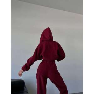 Conjunto Deportivo Personalizado para Mujer, Color Borgoña, Chaqueta con Cierre y Pantalones Jogger, Dos Piezas, Marca Privada OEM - Product Image 3