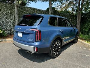 Kia Telluride SX AWD 2024 propre et d'occasion utilisé avec des sièges en cuir Navigation Sièges de troisième rangée Sièges chauffants Démarrage à distance Toit ouvrant - Product Image 3