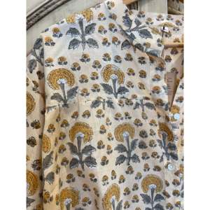 Blusa con Estampado Floral Hecho a Mano para Mujer, Estilo Bohemio - MARIGOLD, 100% Lino, Largo, Talla XL, para Oficina - Product Image 2