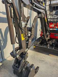 LIVRAISON GRATUITE, approuvé EPA CE, mini-excavatrice sur chenilles neuve de 2,5 tonnes, moteur puissant Kubota D1105 de 35 ch, ROPS ouvert, pouce hydraulique - Product Image 6