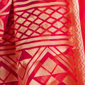 Saree brasso noir de qualité supérieure avec des accents floraux en feuille d'organza transparent orné de pallu et de bordure artisanale pour les occasions - Product Image 5