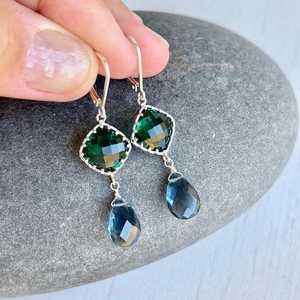 Boucles d'oreilles en quartz vert paon et topaze bleue, pendantes allongées, fermoir à levier 25 mm, en argent sterling 925, Splendor - Product Image 3
