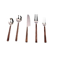 Ensemble de couverts en métal inoxydable finition argent au design royal élégant pour les tables de dîner de luxe et les occasions festives
