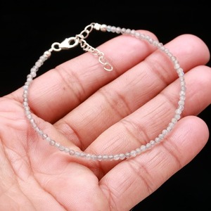 สร้อยข้อมือลูกปัดลาบราดอไรต์ธรรมชาติสร้อยข้อมือลาบราดอไรต์แบบเหลี่ยมเพชรพลอยเงิน/สร้อยข้อเท้าโยคะและการทำสมาธิ