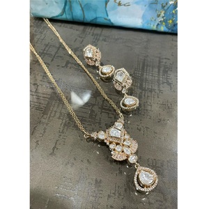 ชุดสร้อยคอ CZ kundan ดีไซเนอร์ทองเหลืองเคลือบเงาพร้อม CZ ชุดยาวสำหรับผู้หญิงและเด็กผู้หญิงสำหรับงานปาร์ตี้ชุดหมั้นงานแต่งงาน - Product Image 1