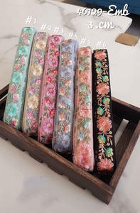 Cintas bordados y encajes a máquina, hechos a medida, en varios diseños y en seis colores, para vestidos de novia de un ancho de pulgada. - Product Image 4