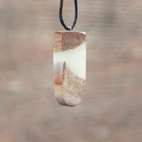 Kalung liontin Resin kayu mode terlaris dapat disesuaikan dengan Logo dan desain emas atau lapisan emas antik tersedia