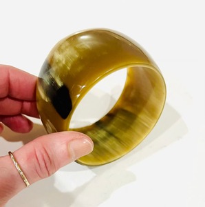 Bracelet en corne de créateur de qualité exportable pour femmes Accessoire en corne de buffle de qualité supérieure pour robes indiennes et occidentales disponible à la vente - Product Image 1