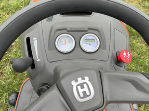 Tracteur de jardin Husqvarna TC 242TX, tondeuse 108 cm, 21,5 CV, moteur Kawasaki FR651V bicylindre, transmission hydrostatique, 320 L, à vendre - Product Image 6