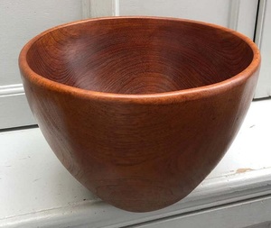 Trouvez une icône similaire Bol en bois de teck latéral incliné en gros Bol en bois Jumbo pour la cuisine Bol de service de haute qualité Ustensiles de cuisine - Product Image 5