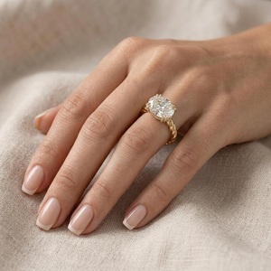 Bague de fiançailles et de soirée classique pour femme en or jaune 18 carats, avec diamant de laboratoire taille ovale et pierre latérale en forme de poire, style East West - Product Image 2