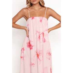Robes polyvalentes pour femmes avec une forme élégante et une sensation douce au toucher, conçues pour la mode de tous les jours et les vêtements de saison en provenance d'Inde - Product Image 1