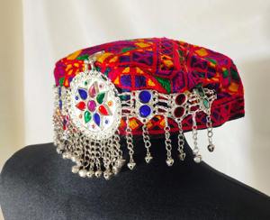 Chapeau traditionnel afghan vintage fait à la main, ethnique, culturel pachtoune, tissu brodé de fleurs, couvre-chef - Product Image 1