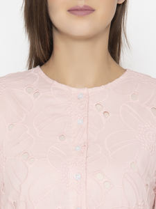 เดรสคอปกสีพื้นสีชมพูของผู้หญิงแฟชั่นใหม่เสื้อลูกไม้แขนสั้นลำลองตกแต่งทรงสลิมฟิตสำหรับฤดูใบไม้ผลิขายส่ง - Product Image 4