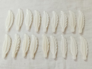 Amuletos de Plumas de Hueso Tallados a Mano - Componentes de Joyería Artesanal para Accesorios Boho y Proyectos de Moda Ética - Product Image 2