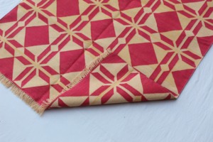 Tapis Dhurrie en coton tissé à la main rouge doré de 4x6 pieds, technique tressée artisanale indienne, motif géométrique en zigzag lavable pour la maison - Product Image 4