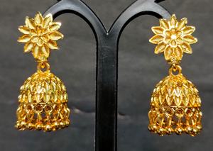 Boucles d'oreilles super vendues serties de boucles d'oreilles en plaqué or 22CT de conception traditionnelle bijoux pour femmes portés par les exportateurs - Product Image 2