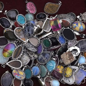 Pendentif romantique en pierre naturelle de forme mixte plaqué or en laiton fait à la main certifié IGI 20 à 35 mm avec sertissage HARI - Product Image 2